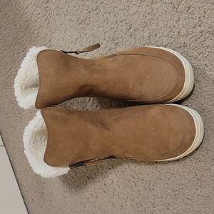 Faux fur suede tan booties with a side zipper size 8, great condition